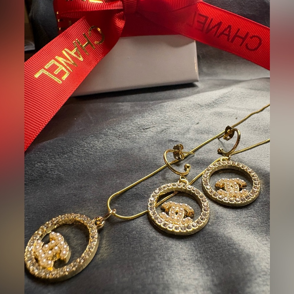 Repurposed/Up-Cycled Purse Charms
Necklace & Earring set pearl & crystal accents